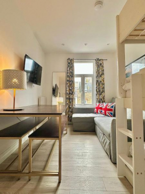 Flat A Garrat Lane